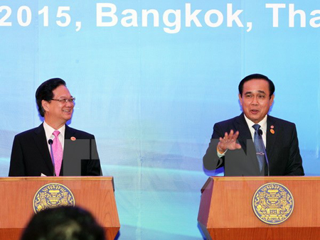 Thủ tướng Nguyễn Tấn Dũng và Thủ tướng Thái Lan Prayuth Chan-o- cha họp báo chung.